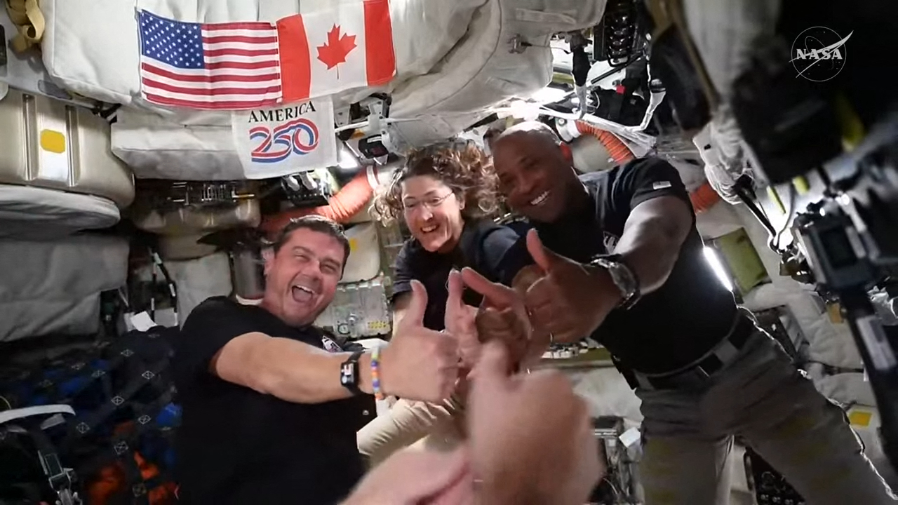 Les membres de la mission Artemis 2 célèbrent leur passage historique