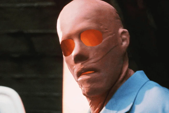 Kevin Bacon dans O Homem Sem Sombra (2000)