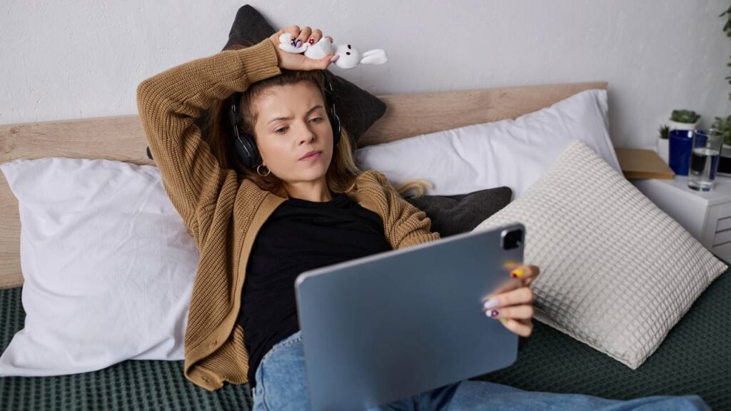 Personne regardant une série sur un écran