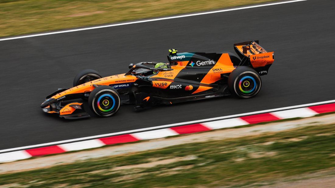 Lando Norris au volant du MCL40.