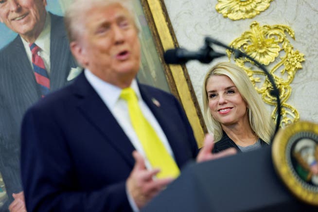 La Procureure générale limogée Pam Bondi aurait également profité financièrement de sa proximité avec Donald Trump.