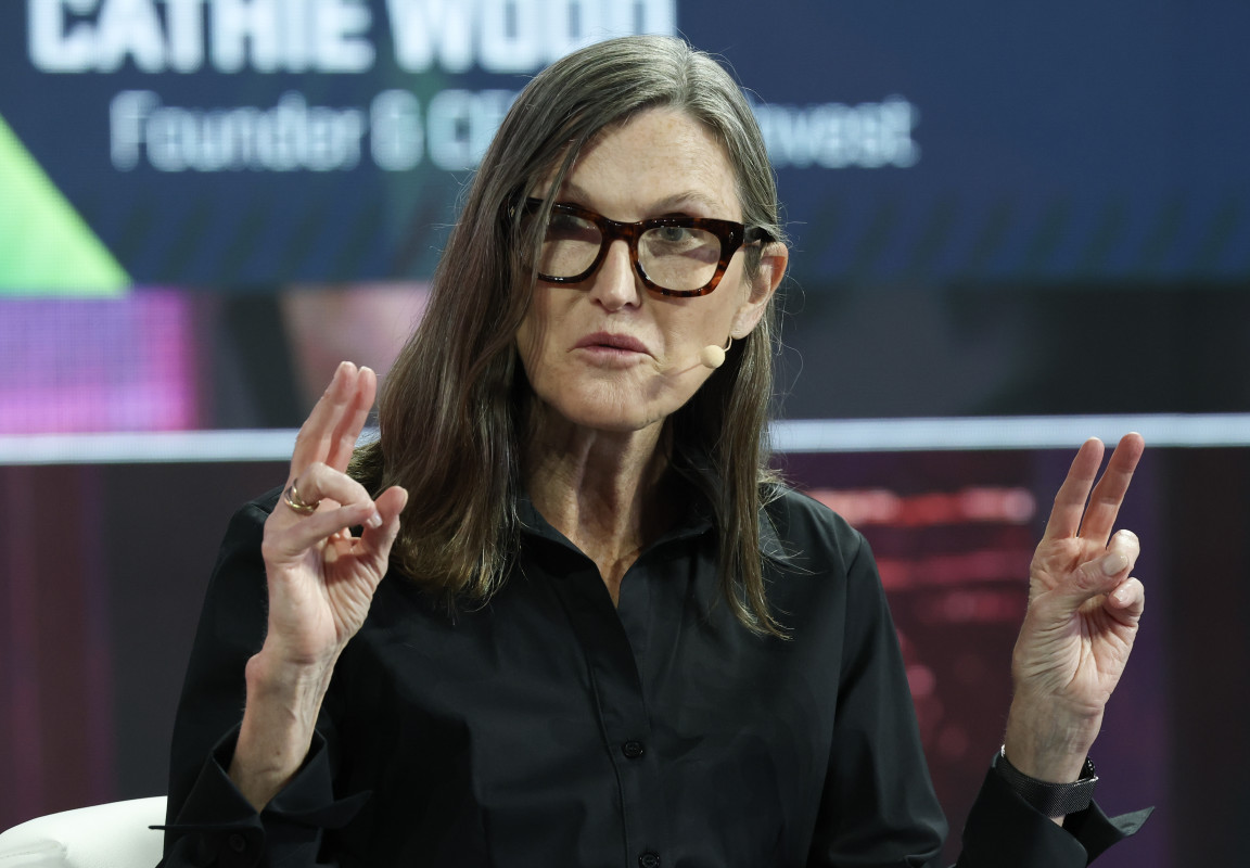 Réaction cinglante de Cathie Wood face à l'effondrement de 50 % du Bitcoin !