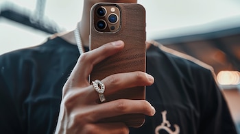 Un iPhone dans un environnement ombragé.