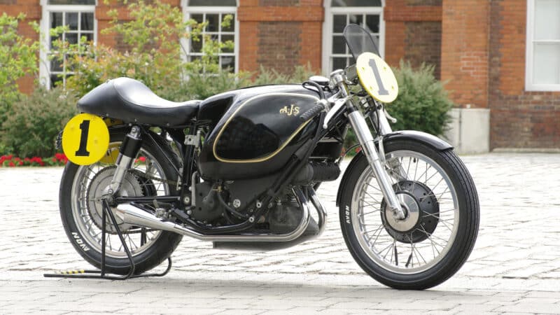 Le championnat inaugural de 1949 a été remporté par la marque britannique AJS, avec sa E90 à quatre temps