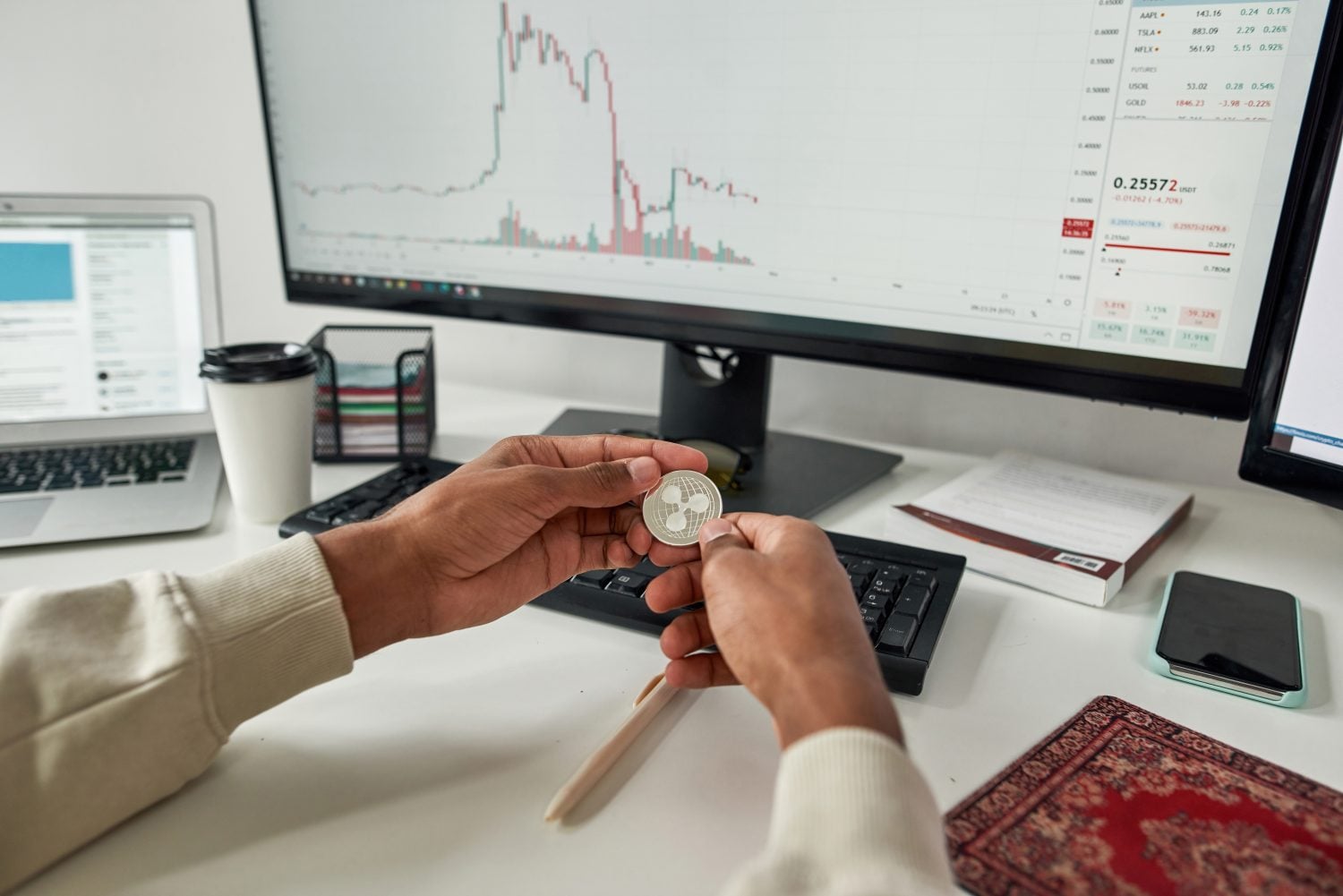 Trader tenant un jeton XRP