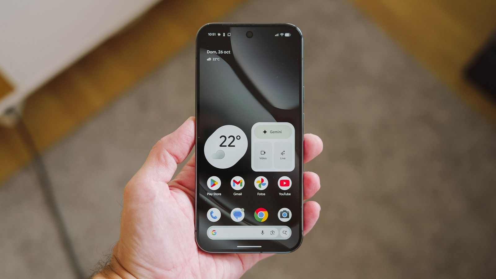 Téléphone Google Pixel 10 Pro XL en main