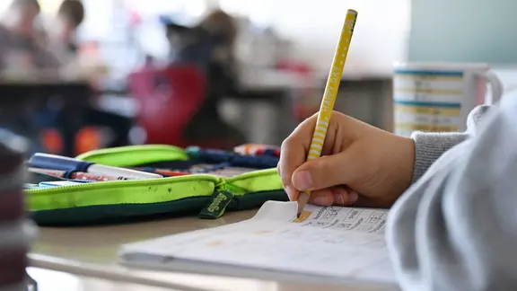 Un élève de quatrième classe travaille sur des exercices de mathématiques.