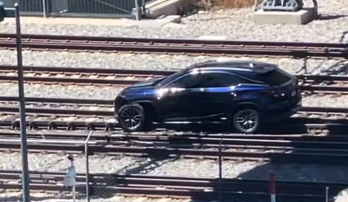 Un TikTok fracassant : un Lexus RX500 à 80 000 $ détruit sur les voies ferrées et suscite de nombreuses interrogations !