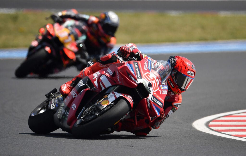 Marc Marquez en tête de la course lors du Grand Prix de Hongrie 2026