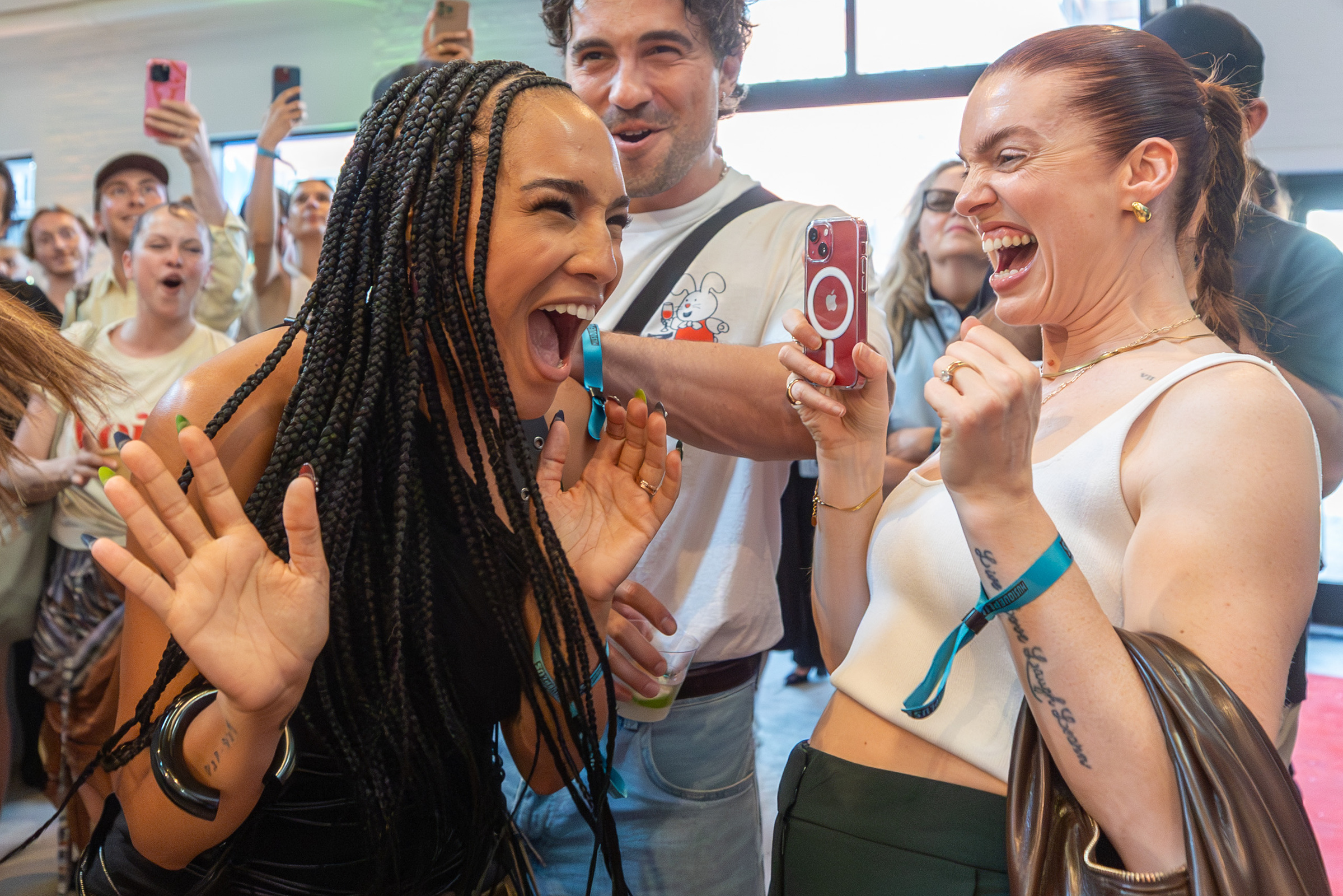 Une femme s'exclame tandis que d'autres applaudissent.