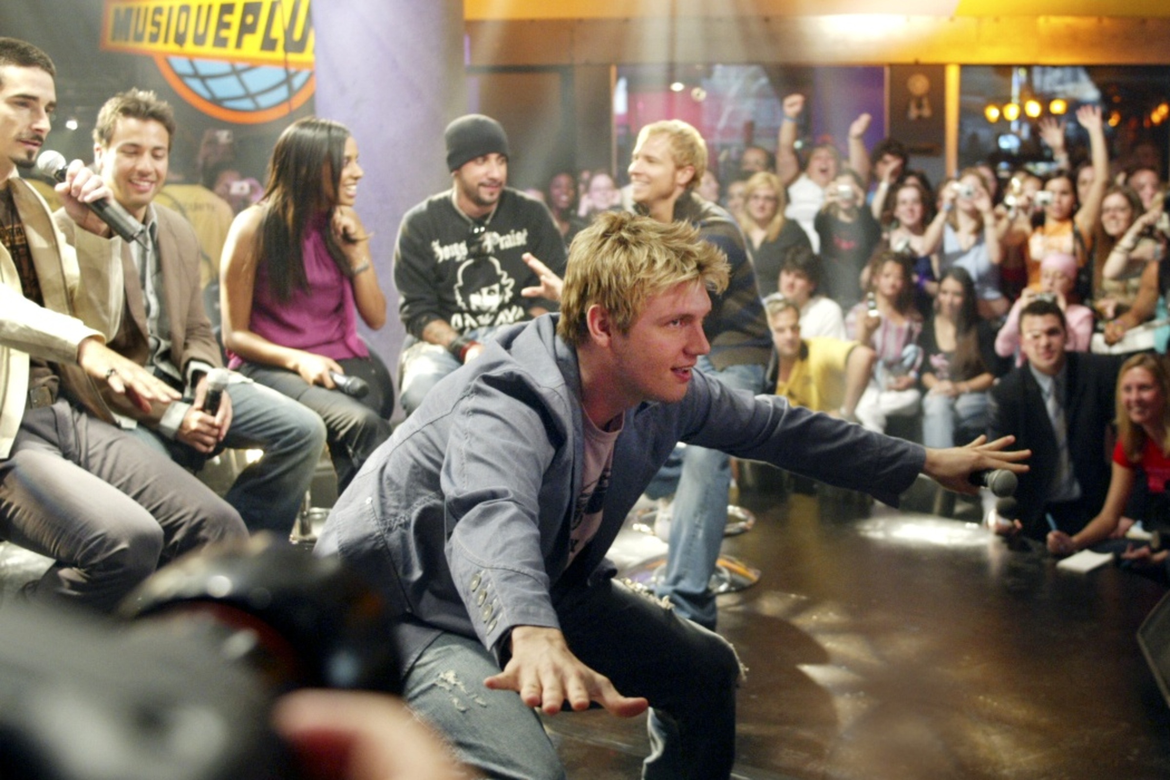 Nick Carter pose en étant interrompu par ses camarades des Backstreet Boys lors d'une interview.