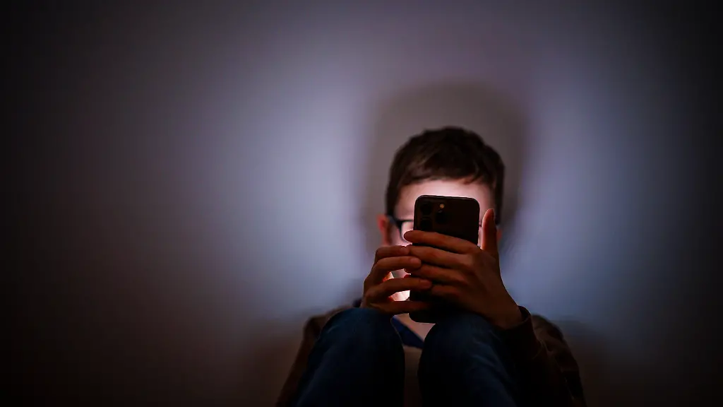 Enfant utilisant un smartphone