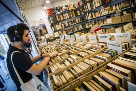 Un jeune rebusque des livres dans la Fira del Llibre d’Ocasió Antic i Modern