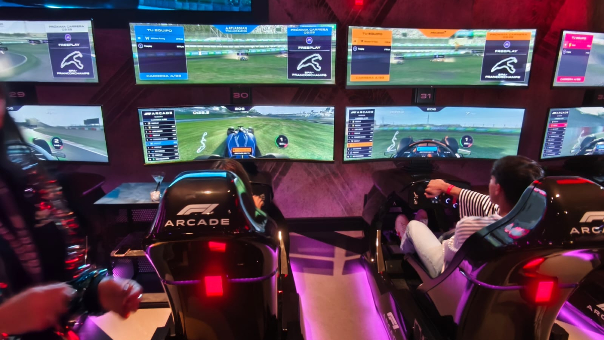 F1 Arcade Madrid dynamite l’agenda : la passion du moteur de Barcelone et le Mondial de football s’invitent sur la Castellana !