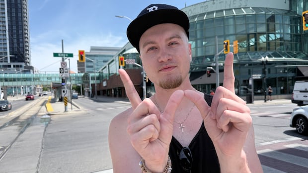 L'été dans les toilettes : Un artiste local ravi de voir sa chanson cartonner sur TikTok et Instagram !
