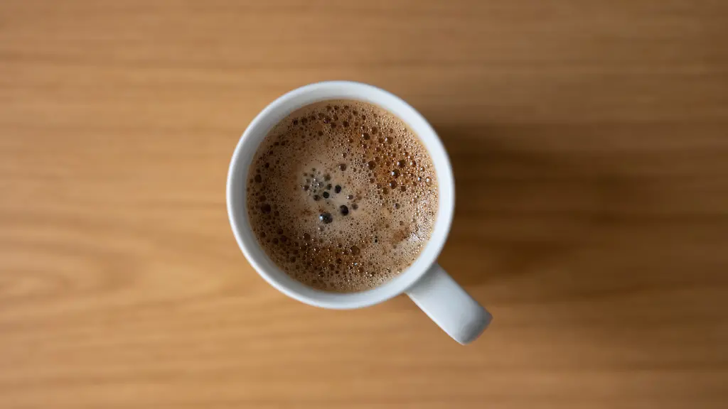 Une tasse de café sur un bureau
