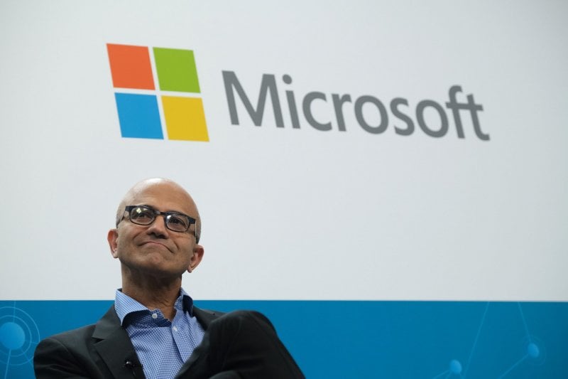 Nadella sous le logo de Microsoft