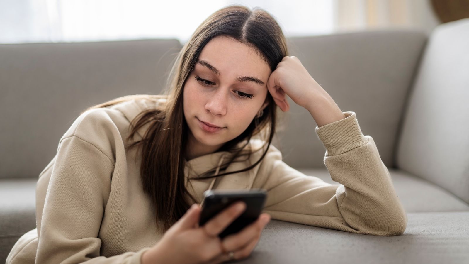 Un adolescent fait un don à un créateur TikTok, mais sa mère s'emporte en le qualifiant d'escroquerie !